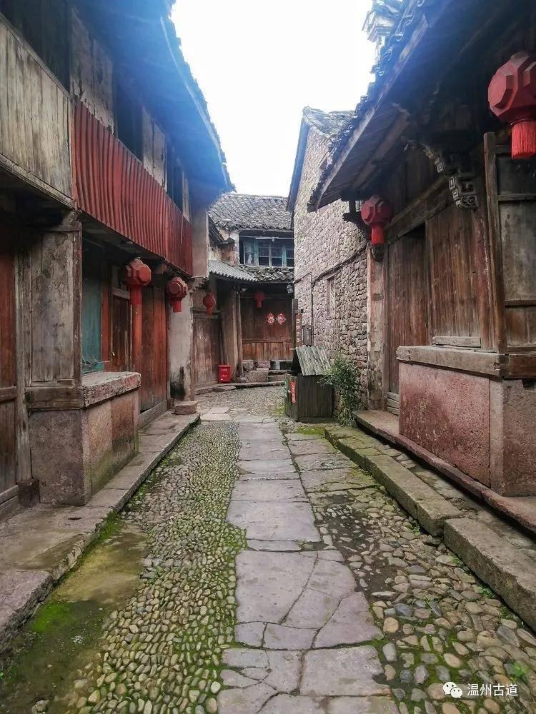 广州白云山景区玩飞索被困高空派出所回应紧急救援措施